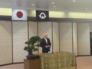 春の叙勲・褒章並びに危険業務従事者叙勲伝達式で祝辞を述べる柳居議長
