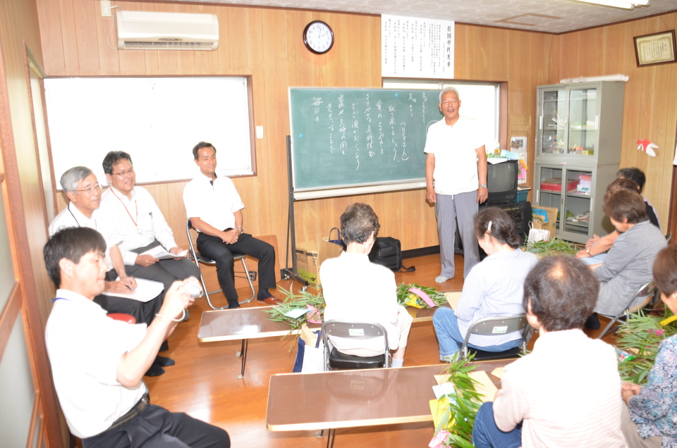 視察する村岡知事の写真