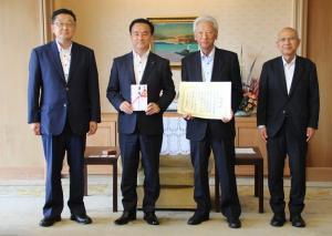 記念撮影する村岡知事