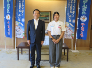 記念撮影をする村岡知事の写真