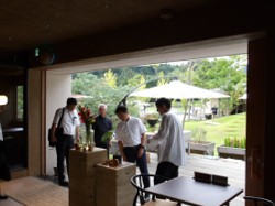 イロハーブを視察する知事の写真