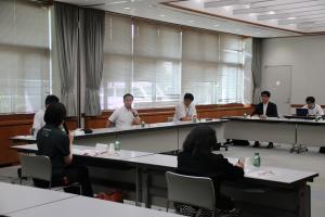 岩国地域の方と懇談する知事の写真