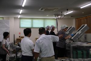 グリーンハウスを視察する知事の写真