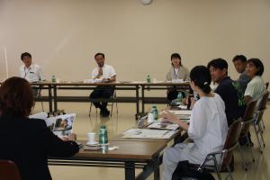 宇部地域の方と懇談する知事の写真