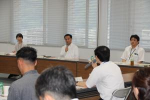 周南地域の方と懇談する知事の写真