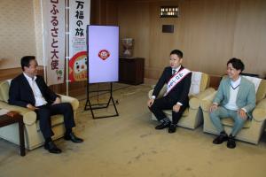 歓談をする村岡知事の写真
