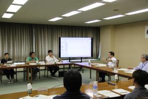 意見交換をする村岡知事の写真