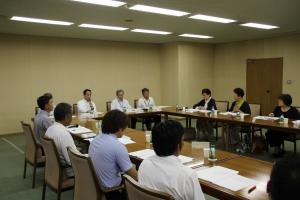 意見交換をする村岡知事の写真