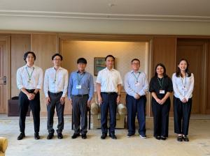 記念撮影をする村岡知事の写真