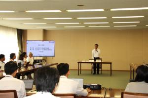 あいさつをする村岡知事の写真