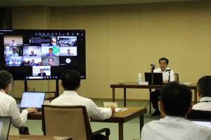 あいさつをする村岡知事の写真