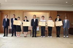 記念写真を撮影する村岡知事の写真