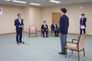 選手を激励する村岡知事