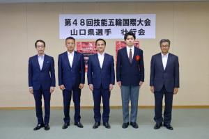 記念撮影をする村岡知事