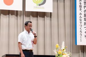 知事が発表者に向かって激励する写真