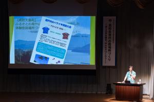 事例発表をしているかめいたかふみさんの写真