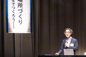 講演会の講師ひらいわくにやすさんの写真