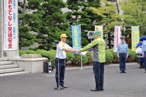 交通安全メッセージを伝達する村岡知事