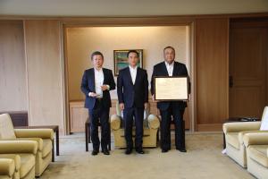記念撮影する村岡知事の写真