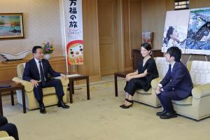 歓談する村岡知事の写真