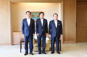 記念撮影をする村岡知事の写真