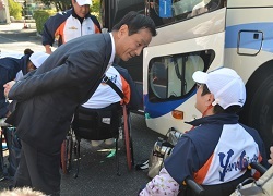 激励する村岡知事の写真