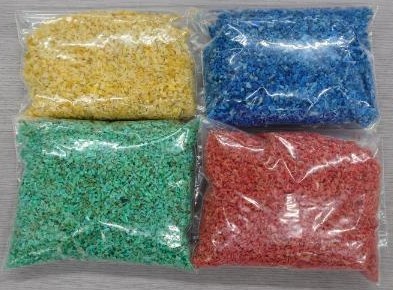 破砕した海洋プラスチックごみ（カキ養殖用パイプ由来）