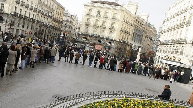 宝くじを求める人の列