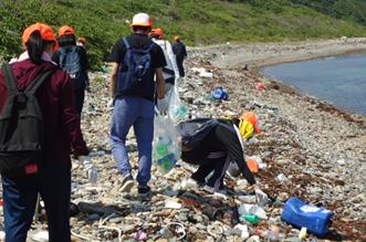 H28漂着物調査（ペットボトル回収の様子）