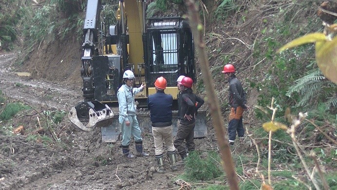 写真1 高性能林業機械の説明状況 高性能林業機械の説明状況の画像