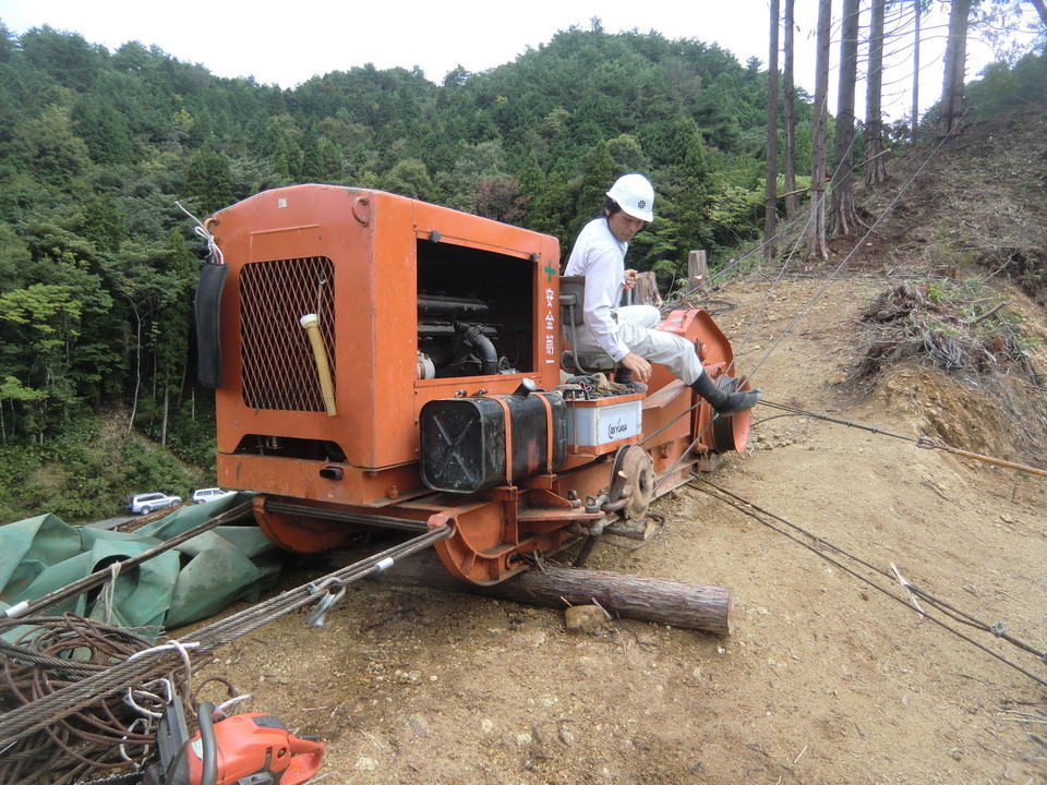 集材機の操作の様子 集材機の操作の様子