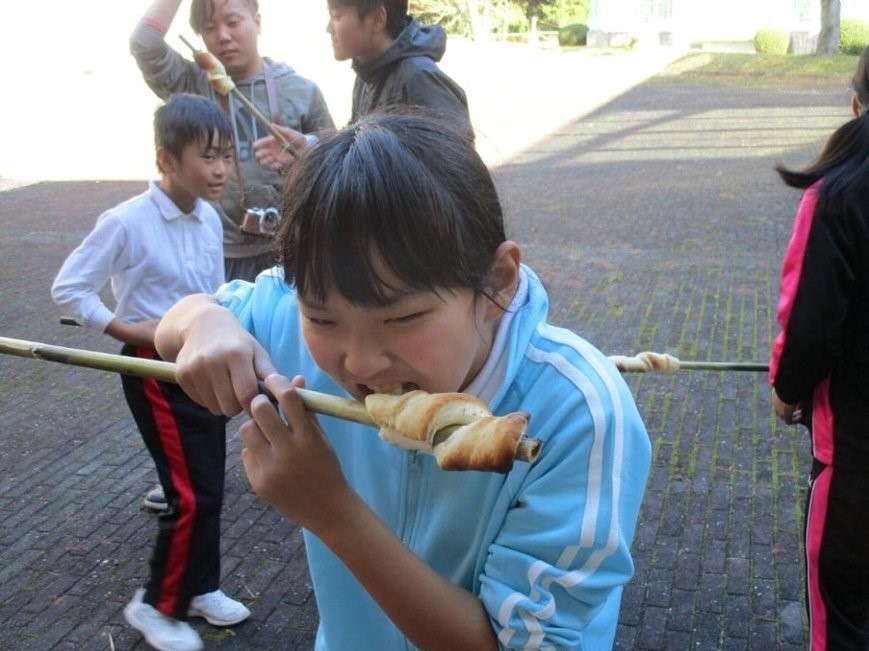 熱々の竹パンにかぶりつき!の画像