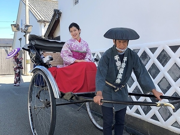 着物を着て重要文化財「菊屋家住宅」で抹茶体験及び人力車で街巡りの画像2