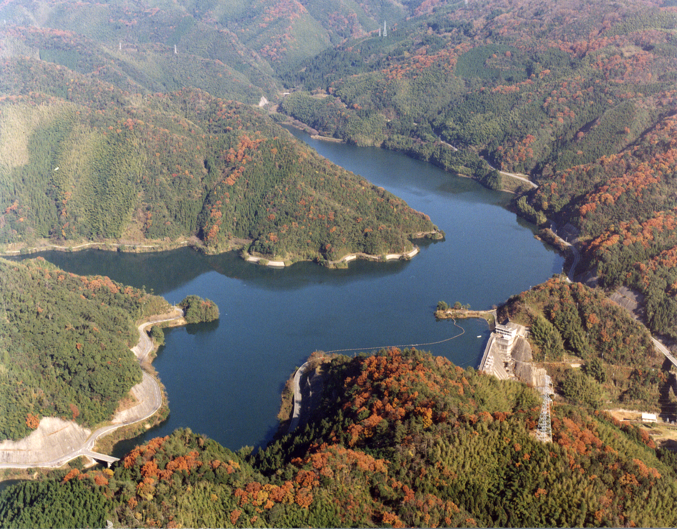 西から見た菊川湖